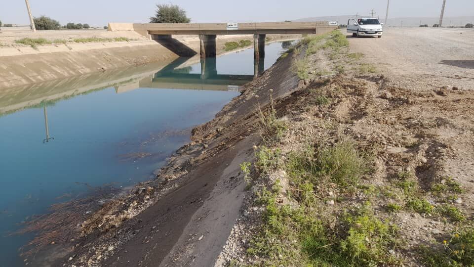 رفع نشتی از کانال اصلی شبکه آبیاری گتوند