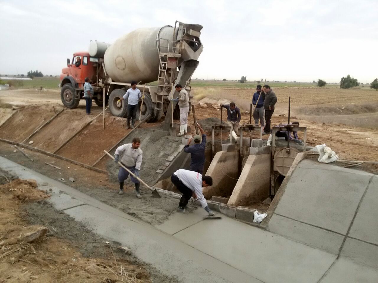 دریچه های آبیاری کانال فرعی غرب شبکه آبیاری دز بازسازی شد