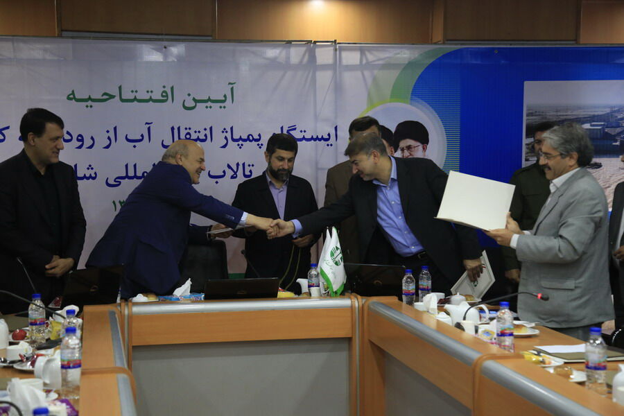گزارش تصویری از افتتاح ایستگاه پمپاژ انتقال آب از رودخانه کارون به تالاب بین المللی شادگان 

 
 

