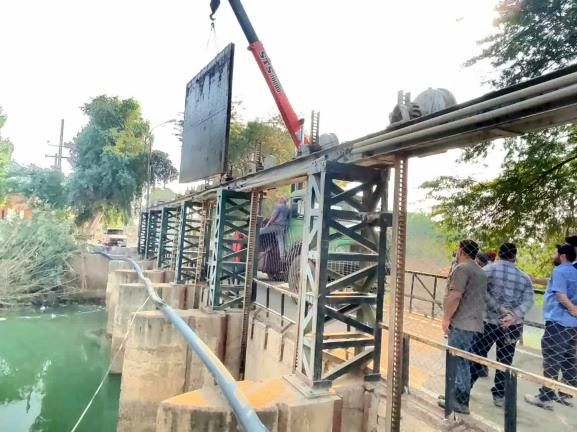 عملیات خارج‌سازی استابلاگ‌های دریچه‌های شماره ۱ و ۳ سردهانه کانال وصیله ( کرخه جنوبی )