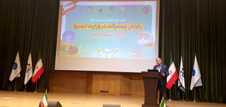 اولین دوره آموزشی تربیت و تعالی راویان پیشرفت در وزارت نیرو یادواره شهید آوینی برگزار شد