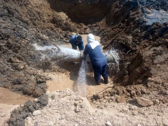 مهار نشتی و تعمیر۲ نقطه از خط لوله ۳۰۰ میلیمتری رامشیر شرکت آب جنوب شرق