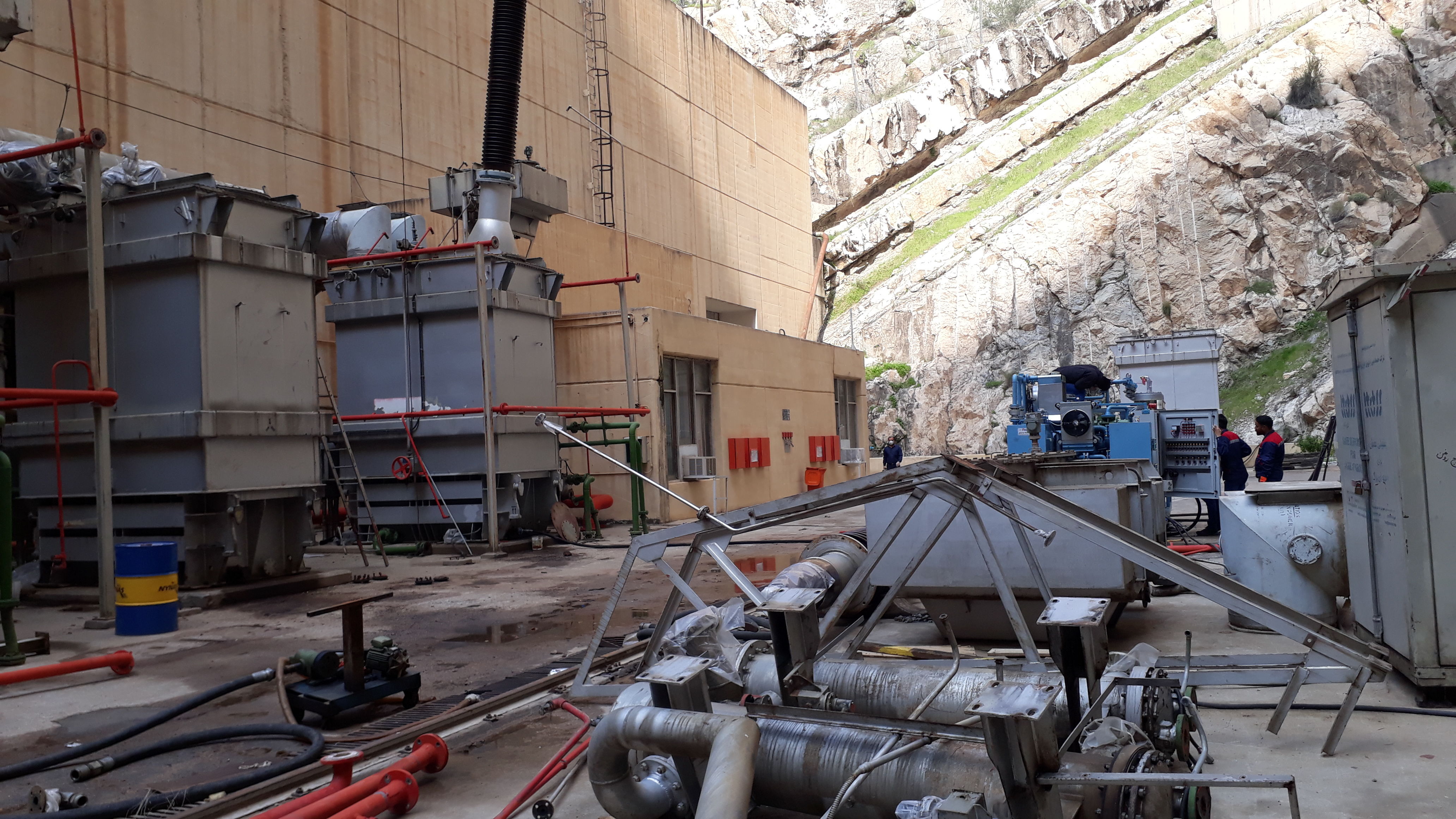  تعویض و جابجایی ترانس فاز B واحد یک نیروگاه اول سد شهید عباسپور