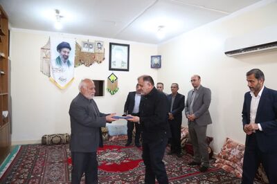 دیدار مدیرعامل سازمان آب و برق خوزستان با خانواده شهید مجید محمدی در ایذه