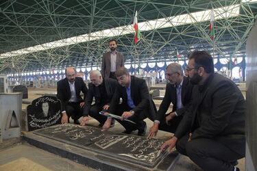 پاسداشت روز شهید با حضور مقامات سازمان آب و برق خوزستان در گلزار شهدای اهواز