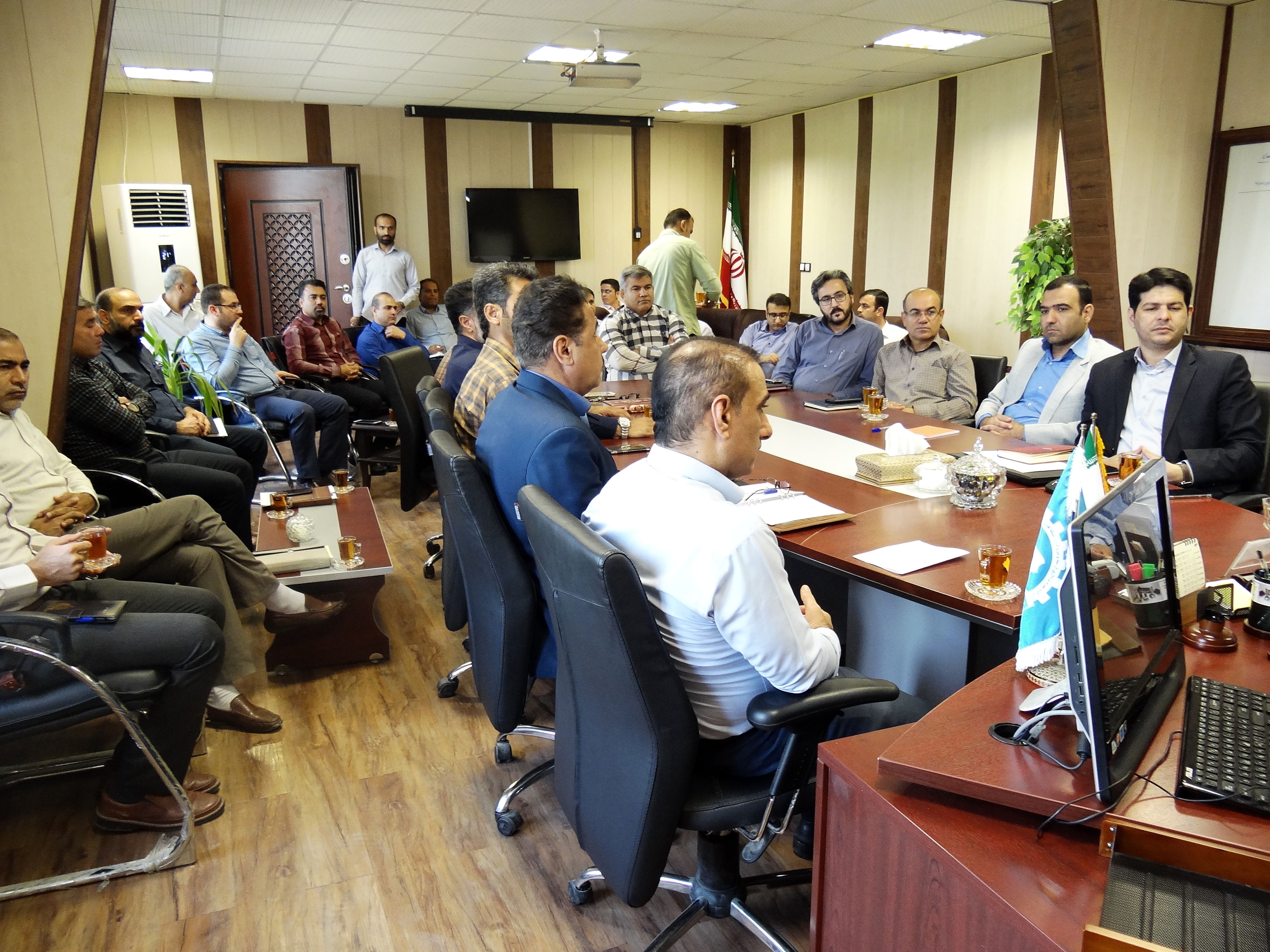   جلسه معارفه مدیرعامل شرکت بهره برداری از شبکه های آبیاری زهره و جراحی با مدیران و معاونان برگزار شد