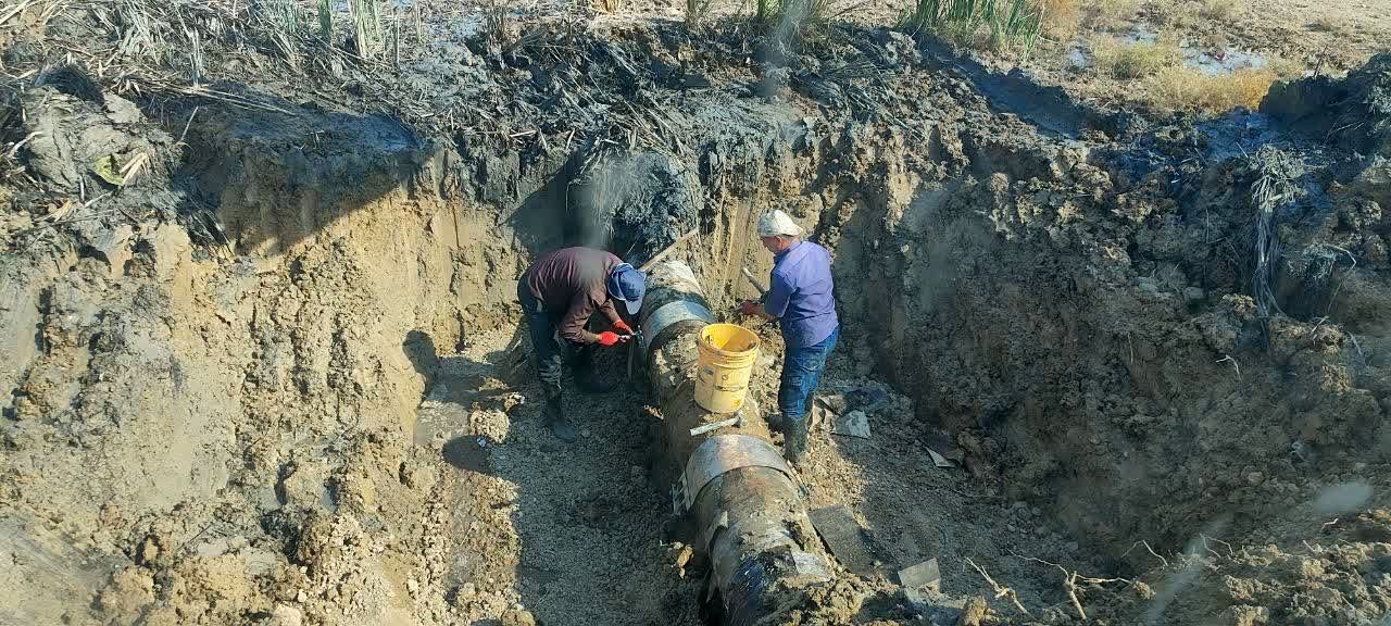 عملیات تعمیر و ترمیم دو نقطه از خط لوله فولادی ۵۰۰ میلیمتری در مسیر جاده هندیجان