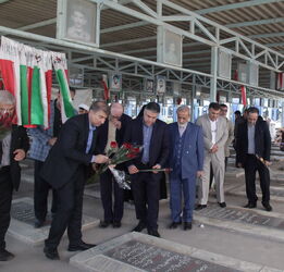 پاسداشت روز شهید با حضور مقامات سازمان آب و برق خوزستان در گلزار شهدای اهواز