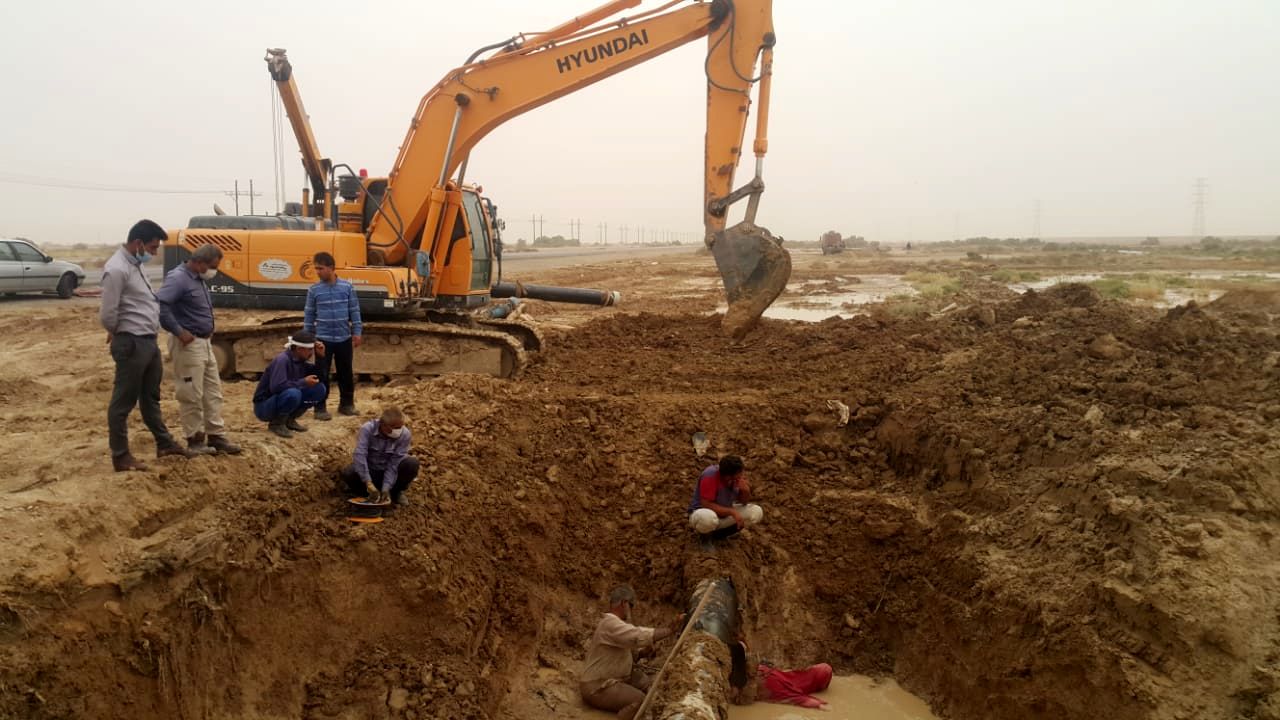 تعویض 6 متر خط لوله فرسوده انتقال آب به هندیجان