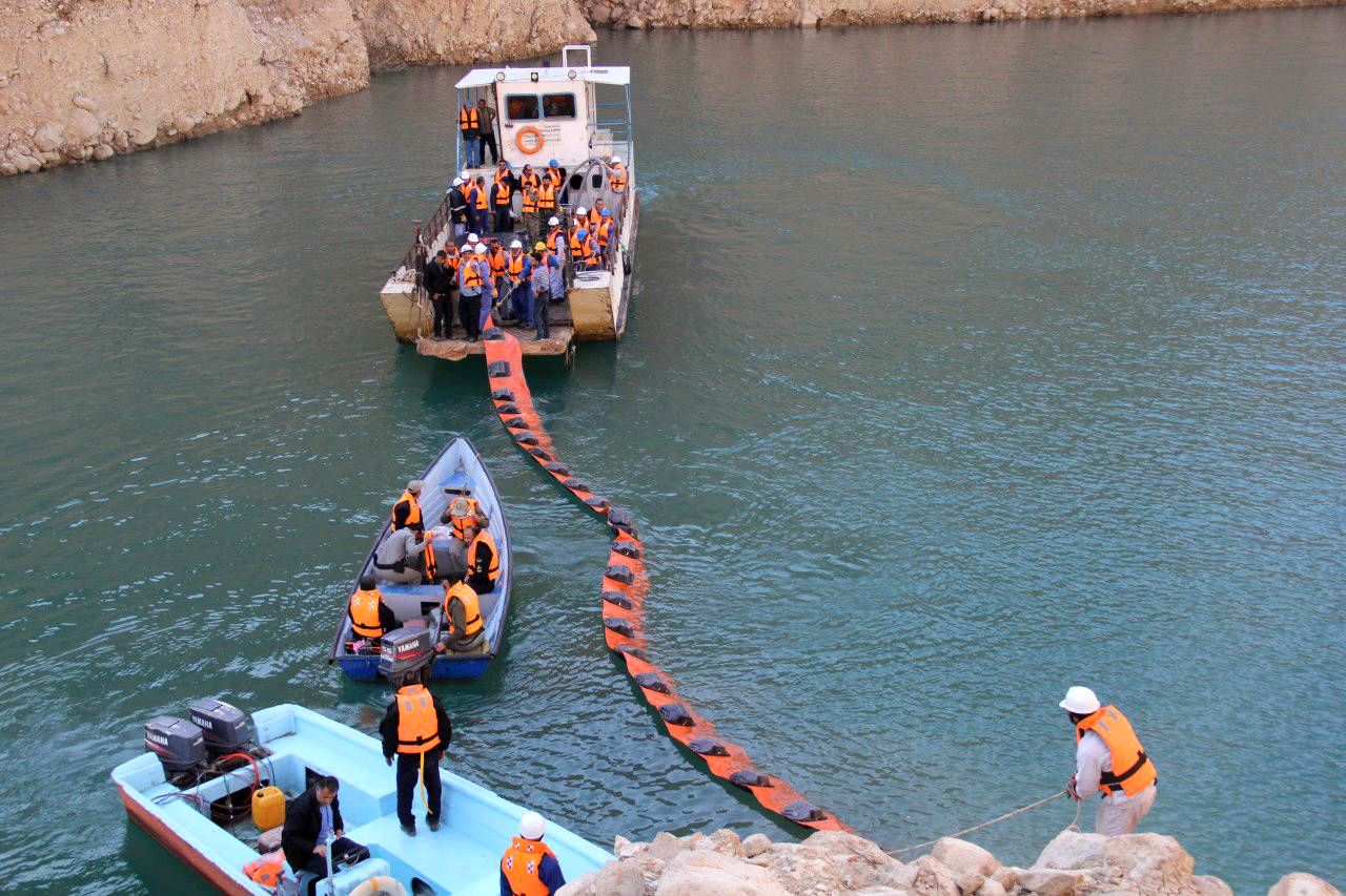 مانور زیست محیطی وجلوگیری از آلودگی های نفتی در دریاچه سد و نیروگاه کارون3