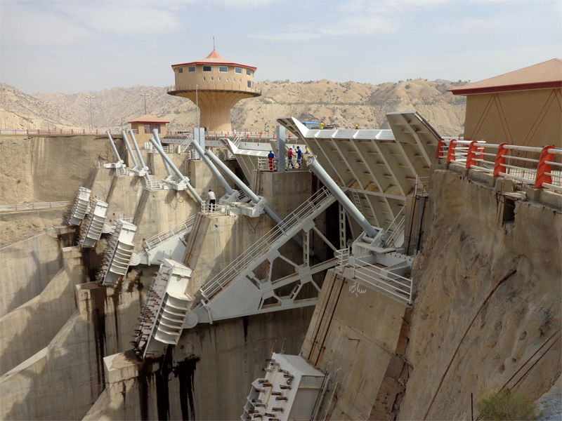 انجام عملیات سالیانه دریچه های سر ریز سد مخزنی مارون