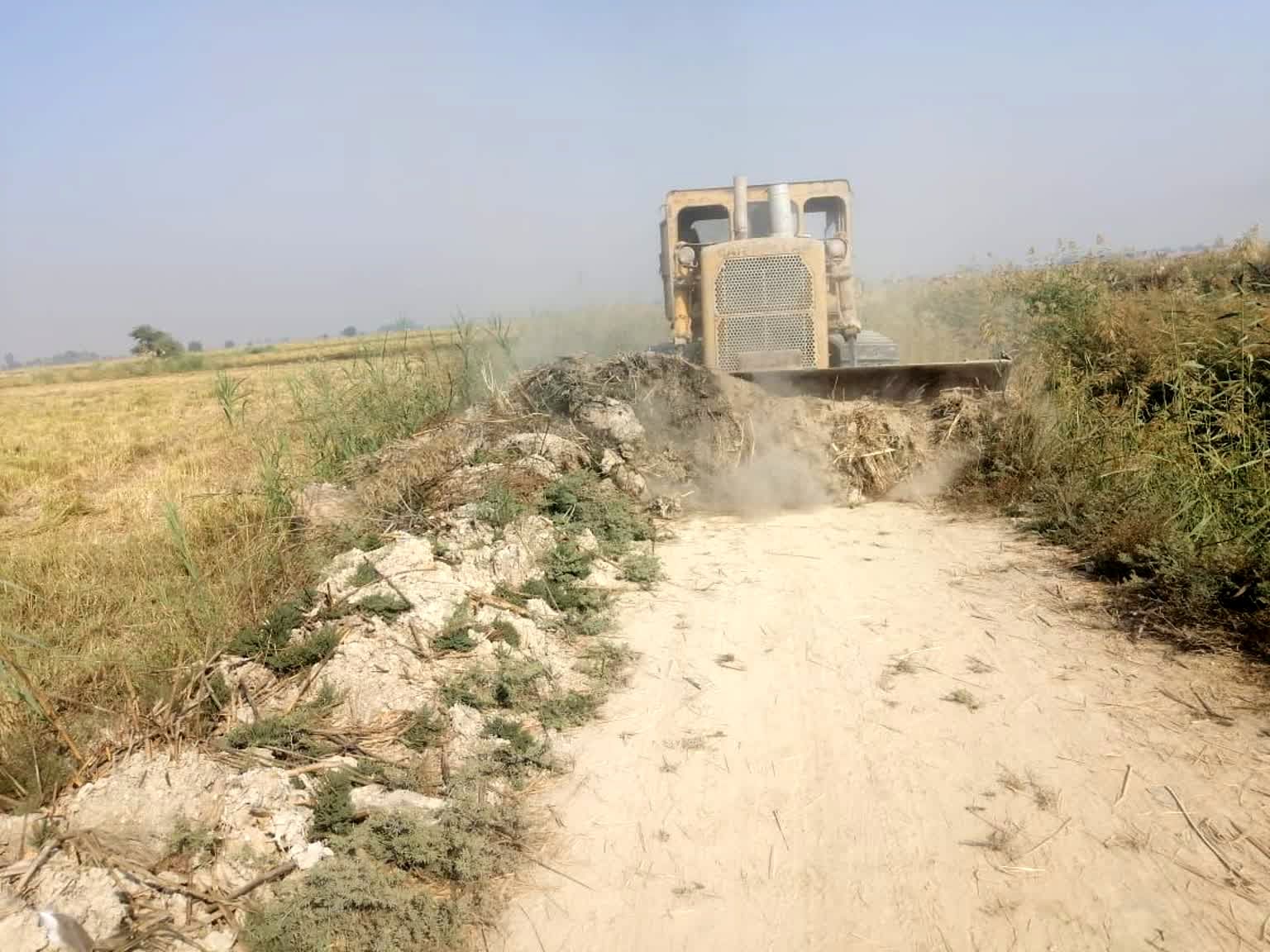 اجرای عملیات تسطیح و رگلاژ باند زهکش های شبکه آبیاری میان آب 