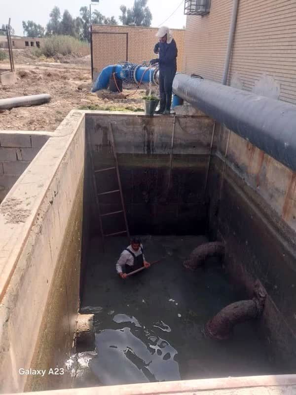 اجرای عملیات لایروبی و پاکسازی حوضچه مکش پمپ‌های ایستگاه پمپاژ آسک