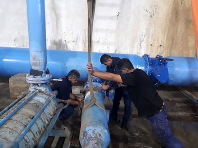 عملیات تخلیه رسوبات و رفع گرفتگی لوله ورودی پمپ های شماره ۴ و ۵ ایستگاه ۴۰ اینچ مسجدسلیمان انجام شد