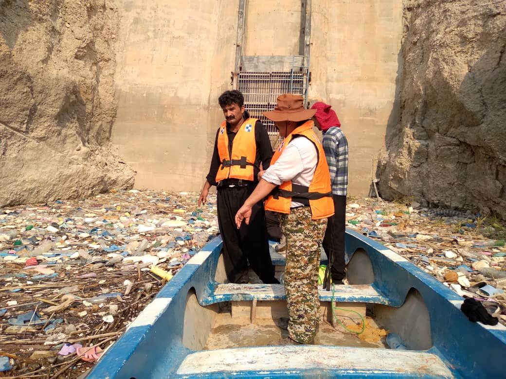 دریچه ورودی آب به تاسیسات آبرسانی شهید بهنام محمدی (مسجدسلیمان) پاکسازی شد