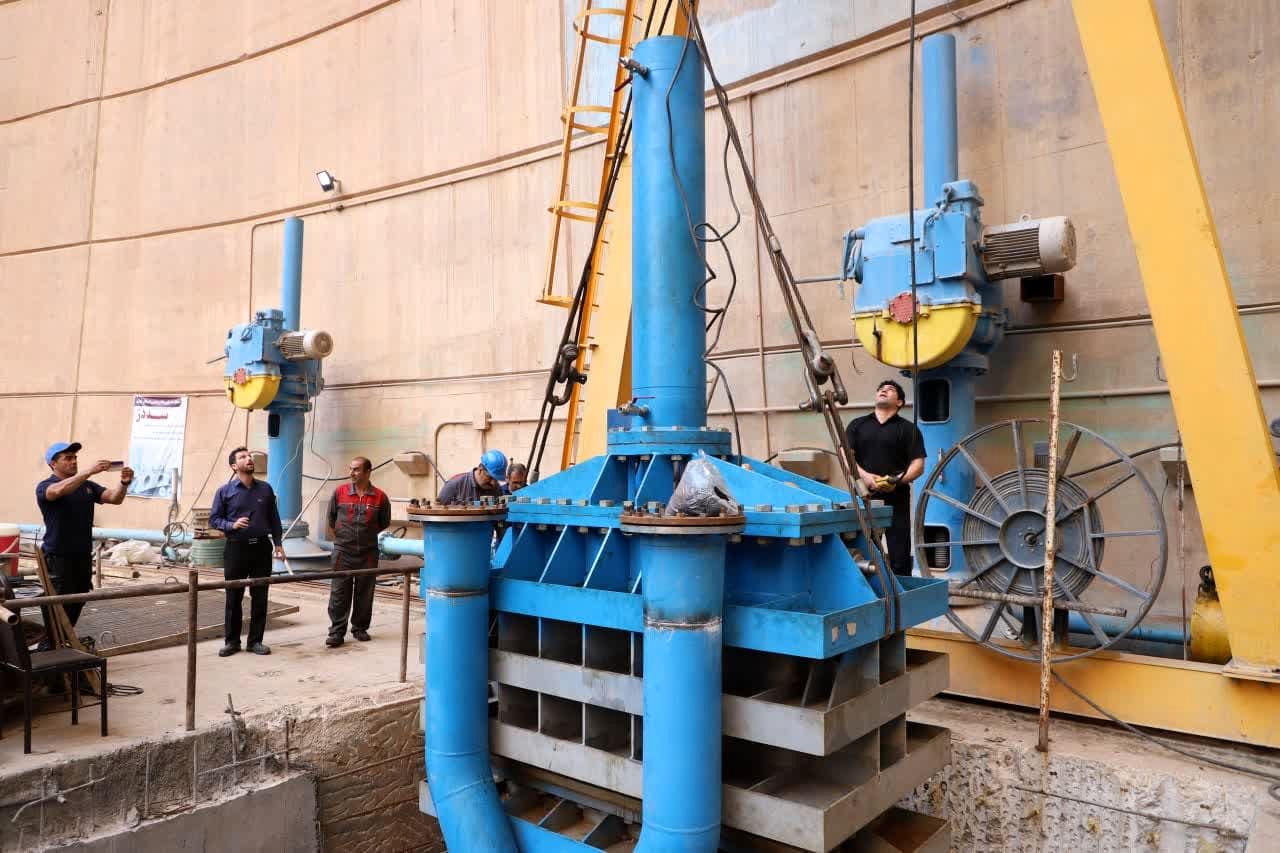 نصب تجهیزات و شیرهای تخلیه تحتانی آبراهه شماره ۲ سد دز انجام شد