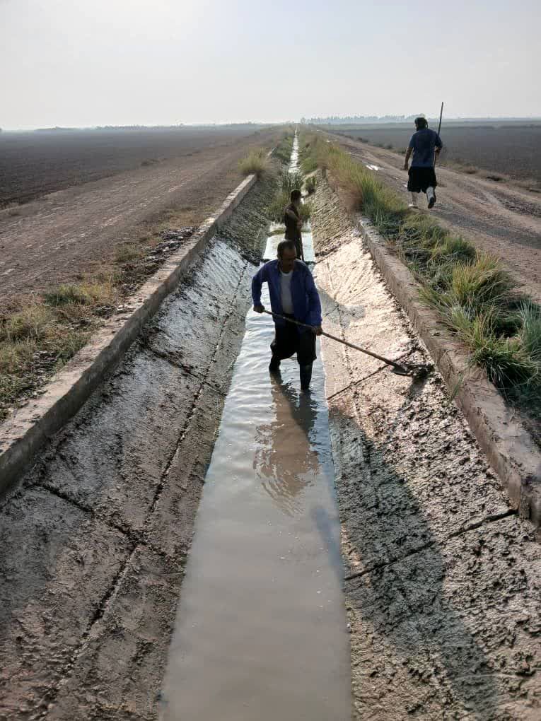 اجرای عملیات لایروبی دستی کانال‌های شبکه آبیاری میان‌آب شوشتر