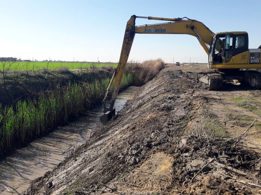 زهکش های شبکه آبیاری رامهرمز در حال لایروبی است