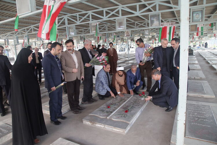 پاسداشت روز شهید با حضور مقامات سازمان آب و برق خوزستان در گلزار شهدای اهواز