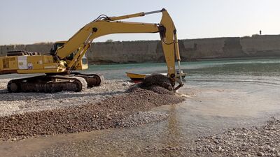 عملیات لایروبی و خاکبرداری رودخانه کارون در مقطع روستای بنه مرتضی، منطقه عقیلی شهرستان گتوند آغاز شد