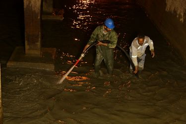 لايروبي مخازن ذخيره آب شرب چم خلف شهرستان هنديجان انجام شد.
