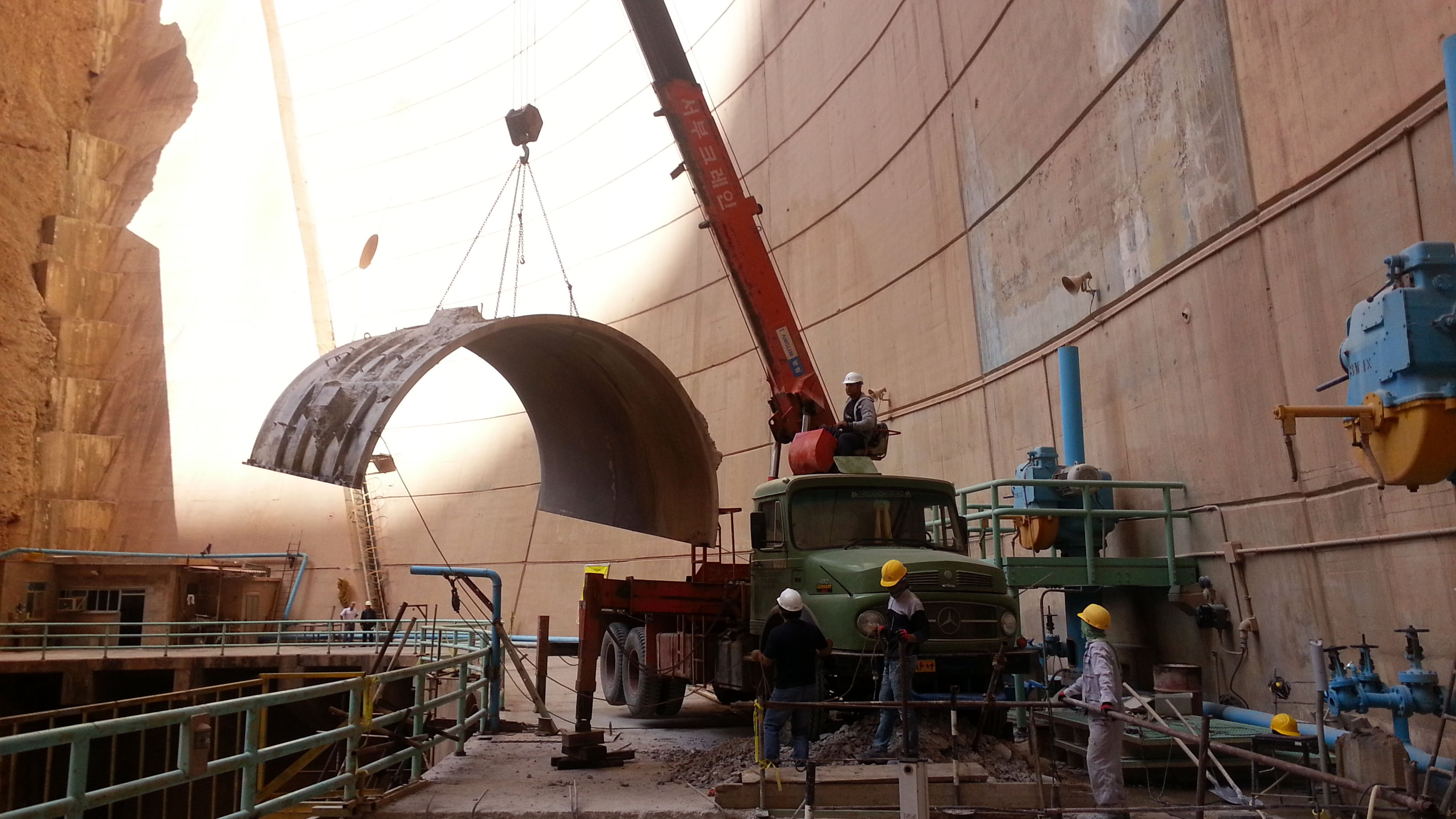 اجرای پروژه تعویض شیرهای تخلیه تحتانی سد دز