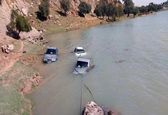 رهاسازی خودروهای گرفتار در سیلاب منطقه «کمبو مرغا» توسط نیروهای امدادی سد شهید عباسپور