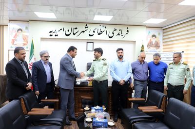 تجلیل از خدمات نیروی انتظامی در دیدار مدیرعامل شرکت بهره‌برداری زهره و جراحی با فرمانده انتظامی شهرستان امیدیه