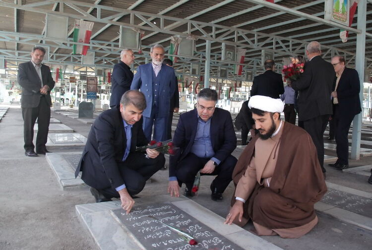پاسداشت روز شهید با حضور مقامات سازمان آب و برق خوزستان در گلزار شهدای اهواز